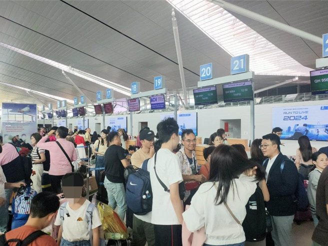 富国岛遭丢包旅客今日分3班搭机返台，旅客在富国岛机场办理登机，将全数返台。（越南WInnER国际旅行社提供／蔡亚桦台北传真）