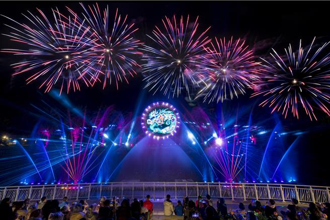 花莲太平洋灯以科技主灯秀「云龙戏珠」结合雷射、灯光、水舞及3D动画的展演。（花莲县政府提供／王志伟花莲传真）