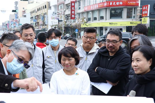 嘉义市政府团队就道将圳水绿廊道营造计画方案简报，市长黄敏惠与徵选小组专家聆听。（嘉义市政府提供／廖素慧嘉市传真）