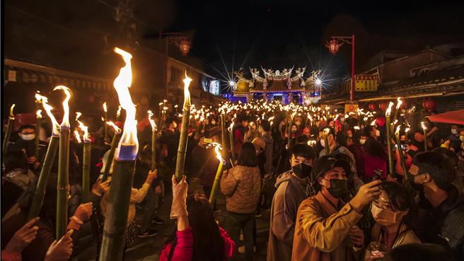 新竹县北埔乡「正月十五油笐火」活动24日登场，今年特别增加油笐火摄影比赛，最高奖金1万5千元。（罗浚滨摄）