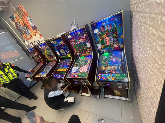 警方在場查獲多部賭博彈珠機台。（新北市三重警分局提供／呂健豪新北傳真）
