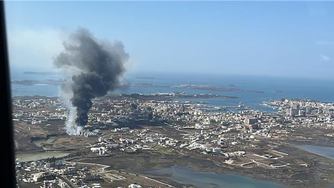 澎湖东卫水库集水区旁14日近午发生一起烧草火警，浓烟蔽天，图为空拍位置。（罗盘提供／许逸民澎湖传真）