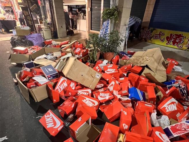 高雄鹽埕區新樂街市集14日晚間攤商疑似競爭爆發衝突，現場一片混亂。（民眾提供／袁庭堯高雄傳真）