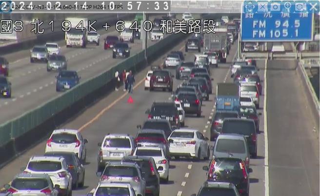 今日10時57分國3北向194.2公里發生2小客追撞事故，佔用內線車道，造成回堵2公里。（高公局提供／蔡亞樺台北傳真）