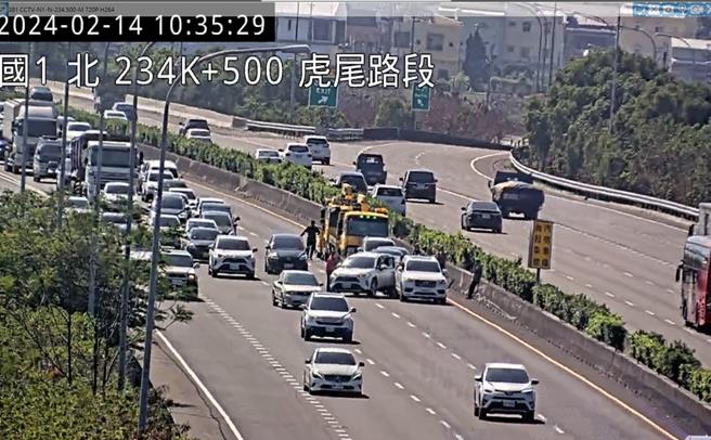 今日10時33分國1北向235公里發生4小客追撞事故，佔用內2線車道，造成回堵2公里。（高公局提供／蔡亞樺台北傳真）