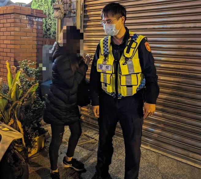 警方苦劝高姓女子并安抚她的情绪。（太平警分局提供／冯惠宜台中传真）
