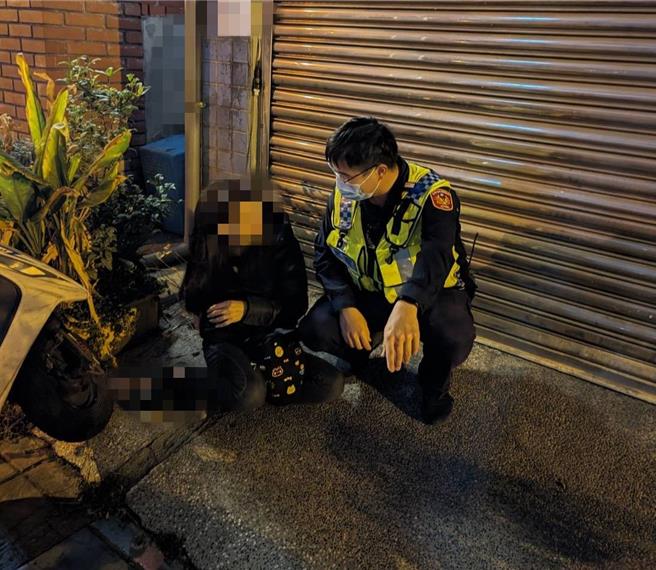40多岁高姓女子疑似失恋买醉，警方苦劝她「未来一定可以遇到更合适的人…」安抚其情绪。（太平警分局提供／冯惠宜台中传真）
