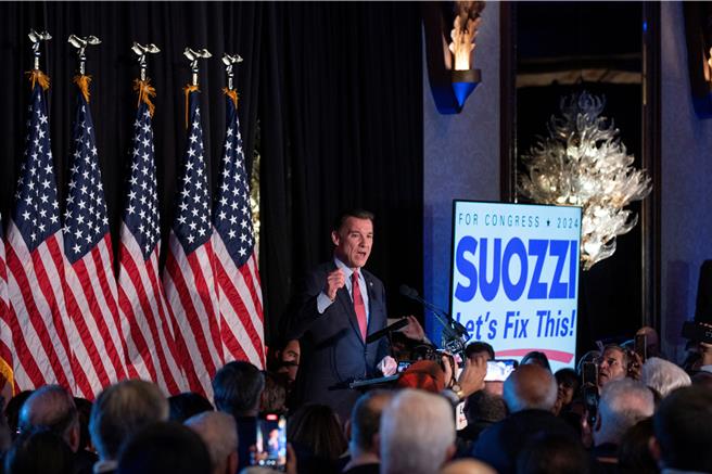 美國愛迪生研究公司預測，美國民主黨前眾議員蘇奧齊（Tom Suozzi）在紐約一場眾議院特別選舉中獲勝，這意味著共和黨在眾議院本已微弱的優勢進一步被削弱。（路透社）