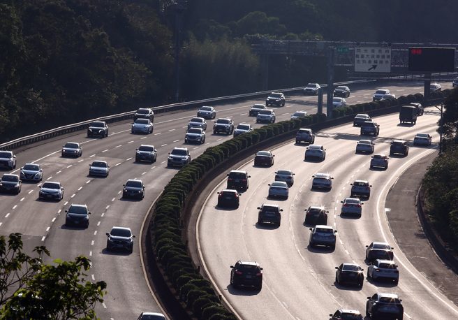 今天是年假最後一天，不少民眾早早收假、開車回家。（鄧博仁攝）
