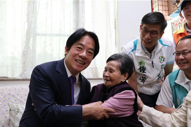 副總統賴清德(左)14日親訪鐵粉、92歲黃坐阿嬤家，2人開心互擁、互道恭喜。(立委鍾佳濱提供)