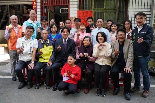 副總統賴清德(坐者左三)14日親訪鐵粉、92歲黃坐阿嬤(坐者右三)家，並留下全家福合照。(屏東縣政府提供)