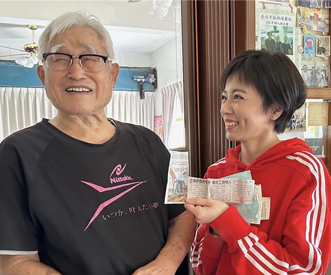 王瞳的阿公秀出她的新闻剪报，讚孙女好厉害。（民视提供）