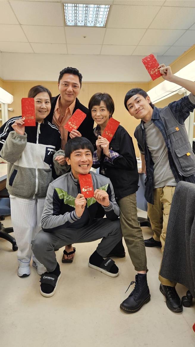 王瞳、傅子纯、蓝苇华、杨凯琪、蔡承翰开心领《爱的荣耀》开工红包。（民视提供）