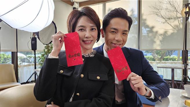 李沛绫（左）、杨皓崴（右）开心领开工红包。（民视提供）