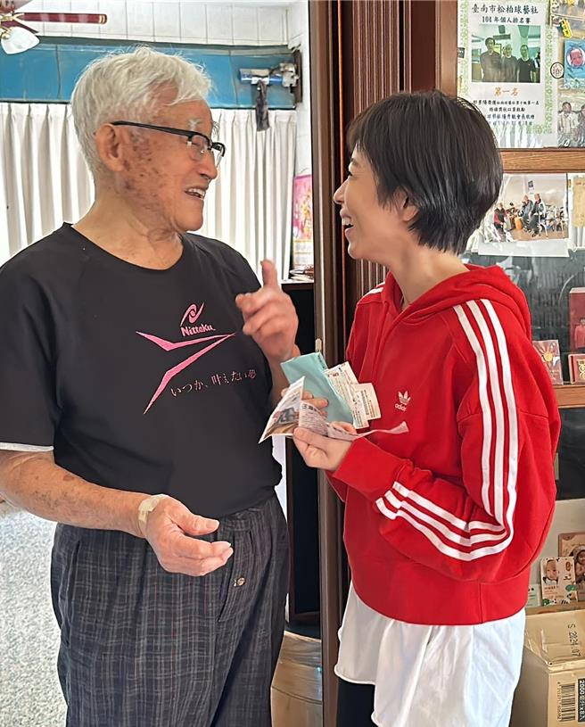 王瞳的阿公秀出她的新闻剪报，讚孙女好厉害。（民视提供）