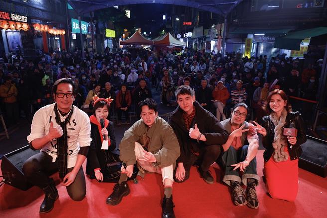 王瞳跟「霸气乐团」于浩威、乐咖、阿修罗、小头过年期间到板桥慈惠宫演唱。（民视提供）