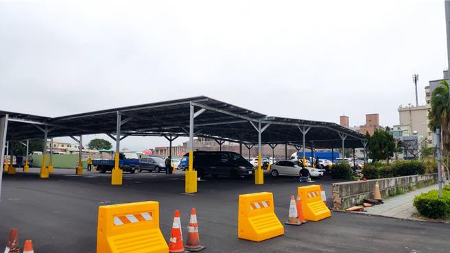 苗栗市公所響應綠能打造第三座太陽能光電停車場。（李京昇攝）