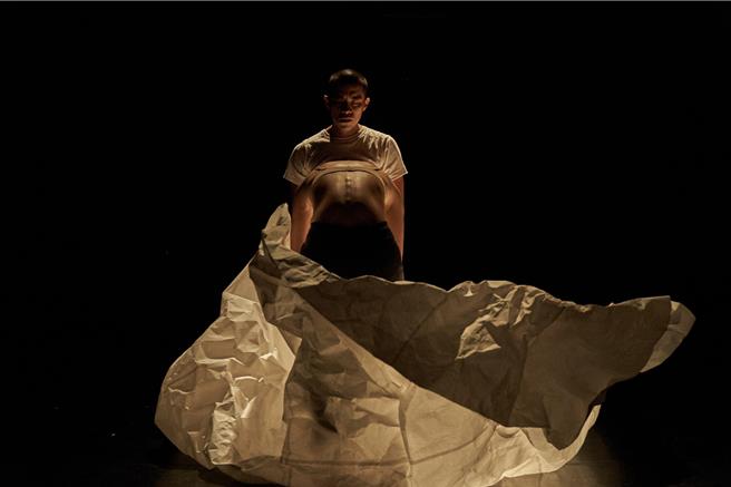 「人」字的構成即是一捺一撇，微光製造《捺撇》透過雙舞者的互動，傳遞人際關係的親密情境。（陳又維攝，微光製造提供／李欣恬台北傳真）