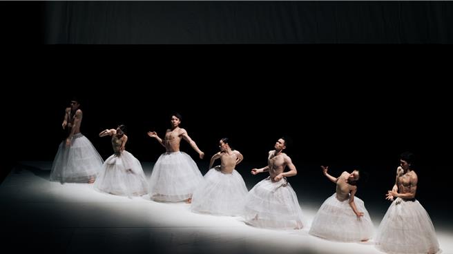 丞舞製作《浮花》概念源自台灣宗教儀式「放水燈」，國際巡演逾百場，足跡遍及德國、西班牙、英國、蘇格蘭、法國、瑞士等。（丞舞製作團隊提供／李欣恬台北傳真）