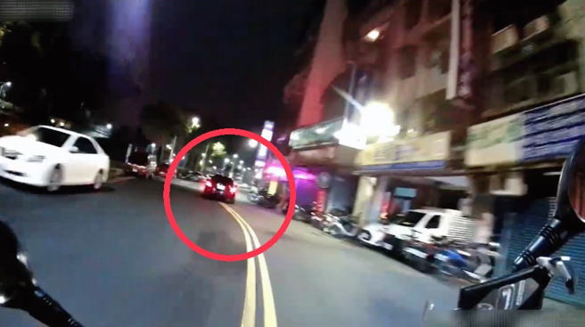 一輛轎車從蘆洲區永安南路，一路行駛至中原路期間多次跨越雙黃線。（圖 / 劉詠韻翻攝）