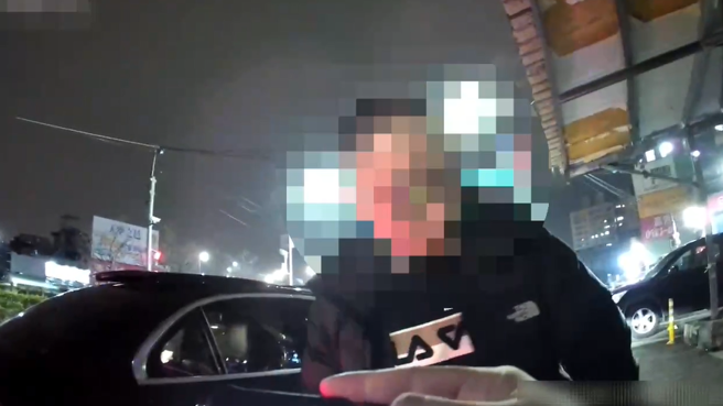 警方揪出因為涉嫌詐欺罪，而遭台中地院通緝的25歲何姓男子。（圖 / 劉詠韻翻攝）