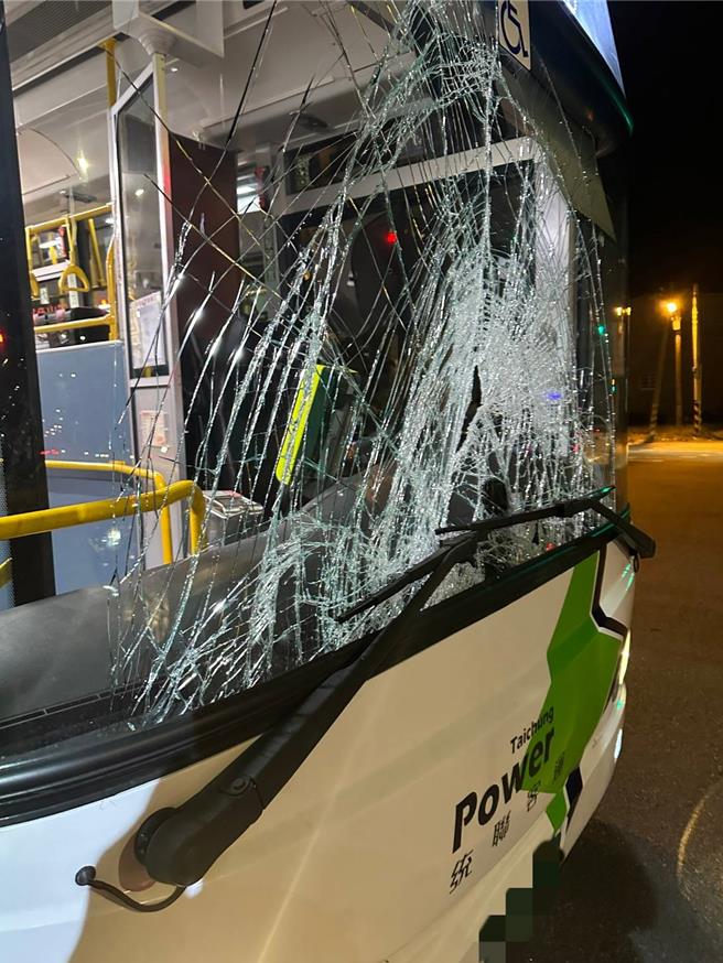 台中市60歲林姓司機13日晚間6時50分駕駛市區公車載客，行經龍井區台灣大道五段與都會南路口，撞上疑似闖紅燈的65歲游姓男子，游男14日傳出搶救不治身亡；警方報請檢察官相驗並依過失致死罪偵辦。（民眾提供／潘虹恩台中傳真）