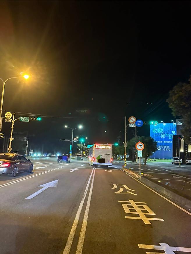 台中市60歲林姓司機13日晚間6時50分駕駛市區公車載客，行經龍井區台灣大道五段與都會南路口，撞上疑似闖紅燈的65歲游姓男子，游男14日傳出搶救不治身亡；警方報請檢察官相驗並依過失致死罪偵辦。（民眾提供／潘虹恩台中傳真）