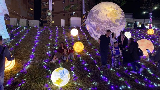 2024員林燈會暨元宵節活動8日晚間7點在龍燈公園正式點燈，有民眾拍下民眾為了與燈飾合影，冒險攀爬布滿燈飾的禁止進入區域，民眾直言地上布滿電線，非常危險，明明有告示牌還看不懂，真的令人汗顏。（民眾提供／吳建輝彰化傳真）