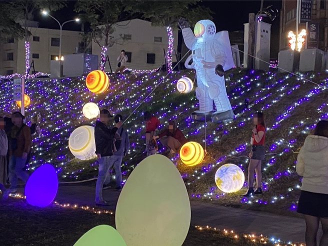 員林公所表示，燈會所有布置都是公所同仁精心策劃與設計，除了燈飾遭踩踏之外，也有部分花燈已遭破壞，呼籲民眾發揮公德心。（民眾提供／吳建輝彰化傳真）