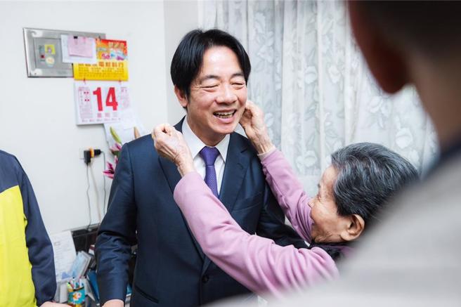 賴清德離開前，黃阿嬤更摸了摸賴的耳垂，大讚「這個耳垂就是福氣」。（賴清德辦公室提供）