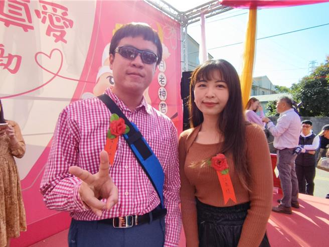 周先生抢到江小姐抛的绣球，促成两人初见面。（廖素慧摄）