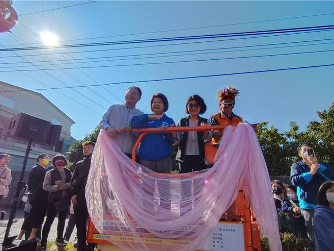 嘉义市议长陈姿妏、市议员张秀华、民政处长林家纬见证未婚男女高空抛绣球觅良缘。（廖素慧摄）