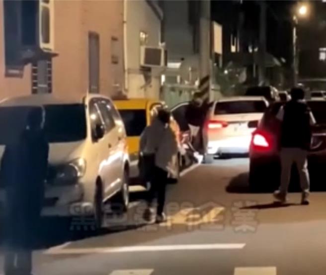桃园大溪文化路13日晚间发生当街寻仇殴打事件。（翻摄黑色豪门企业）