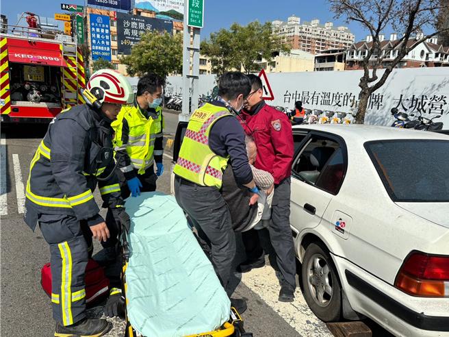 台中市消防局在去年首创紧急救护线上医疗指导，并试办专责救护队「双轨派遣」，让紧急救护成功率与康復出院率，大幅提升，创下台中市歷史新高。（台中市消防局提供／王煌忠台中传真）