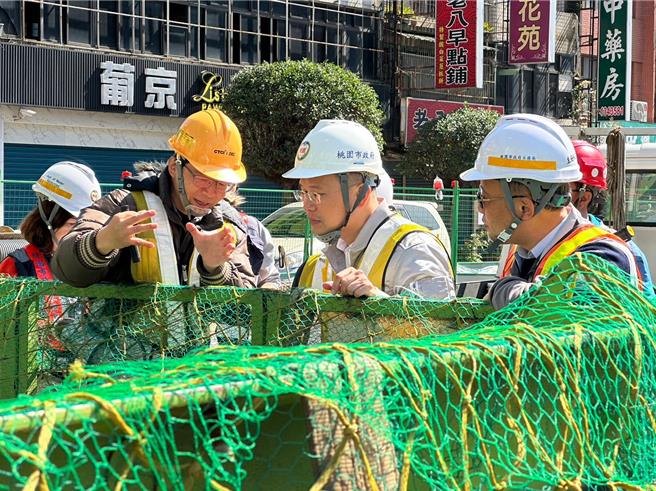 副市长苏俊宾结合过年走春参香行程，前往几个工区视察慰劳及施工厂商安全维护措施是否落实。(市府提供／蔡依珍桃园传真)