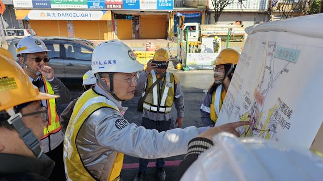 副市长苏俊宾结合过年走春参香行程，前往几个工区视察慰劳及施工厂商安全维护措施是否落实。(市府提供／蔡依珍桃园传真)