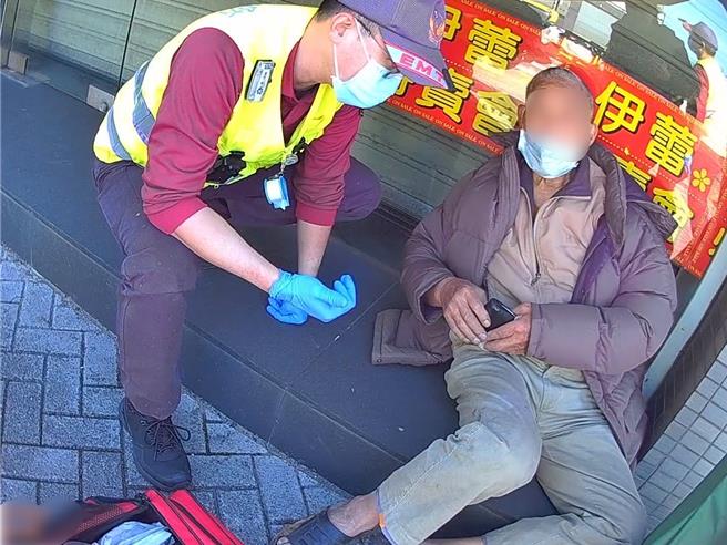 桃园中坜警方协助迷途的79岁庄姓老翁返家。（翻摄照片／蔡明亘桃园传真）