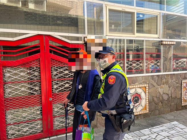 桃园大溪警方协助76岁中风老翁返家。（翻摄照片／蔡明亘桃园传真）
