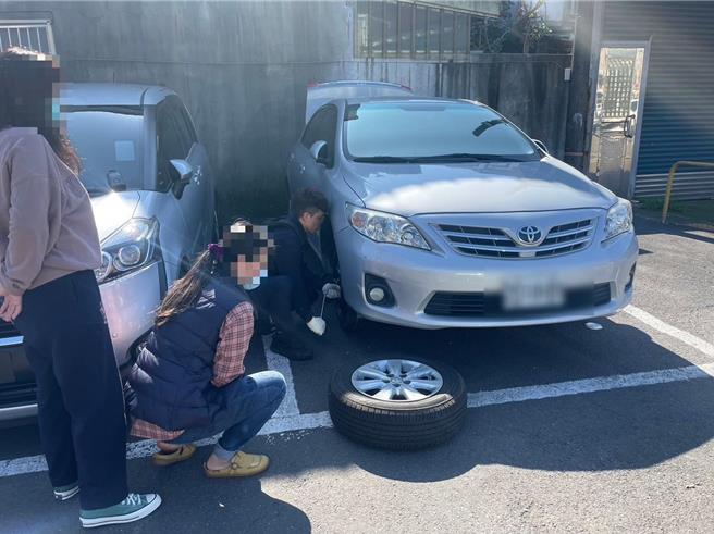 住在桃园杨梅的郑姓妇人13日到龙冈走春吃美食，岂料轿车爆胎，平镇警方热心协助更换备胎。（翻摄照片／蔡明亘桃园传真）