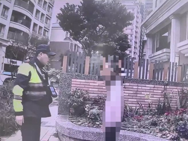 桃園市中壢分局青埔派出所除夕接獲民眾報案，稱永能路上有女子赤腳在淋雨，需警方協助。（翻攝照片／蔡明亘桃園傳真）