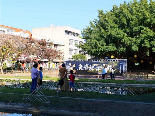 云林县政府结合北港灯会与情人节，14日在北港镇水道头灯区推出情人节活动，于「火树银花」灯组前打造梦幻泡泡雪景，情侣们只要在灯组前合影，即可兑换情人节限量玫瑰花，吸引许多情侣造访。（张朝欣摄）