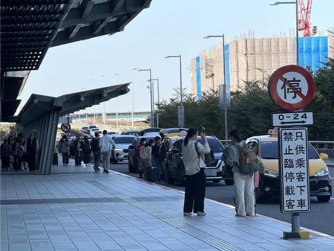 春节连假进入尾声，高铁台中站14日午后涌入收假人车潮，站内旅客人来人往、候车座位几乎坐满，站外也涌现载、送客车潮，不过尚顺利。（潘虹恩摄）