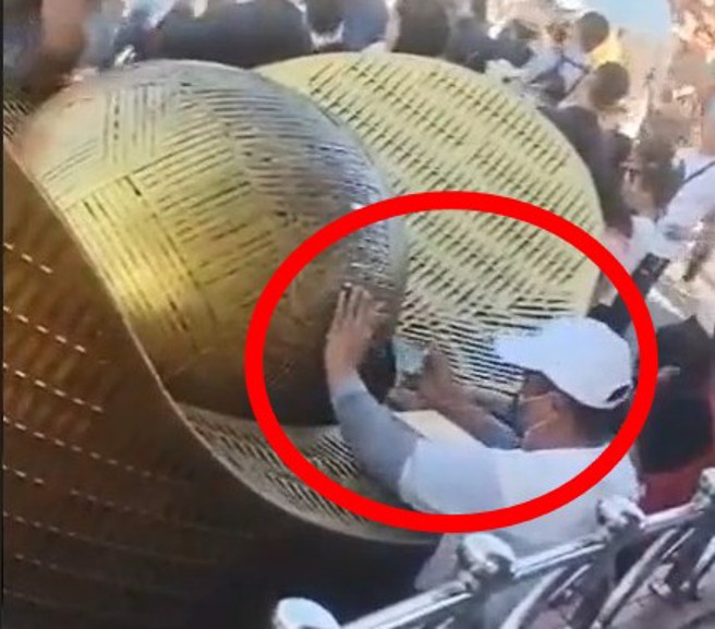 民眾到紫南宫看到一名男子在竹藤金元宝前挖钱，用手机拍下PO在网路上。 （翻摄爆料公社）