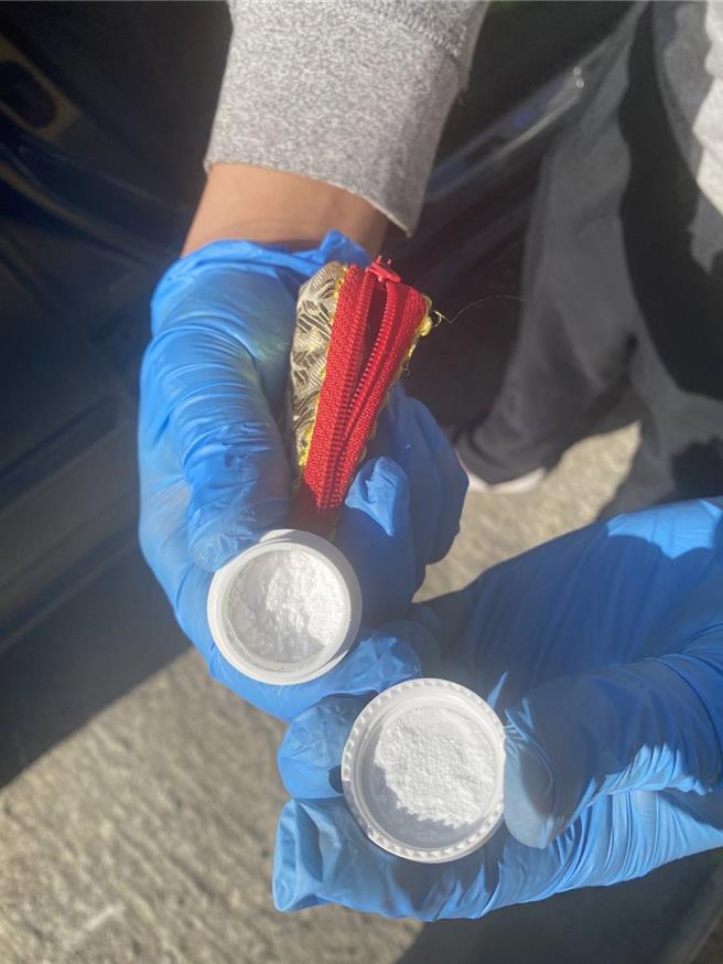 桃园市36岁温姓男子，日前在观音区窃取两面自小客车车牌，近日被警方逮到，竟在车内搜出多种毒品。（翻摄照片／蔡明亘桃园传真）