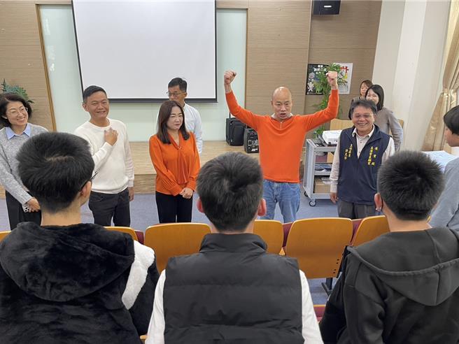 國民黨立法院院長韓國瑜大年初五關懷陳綢兒少家園的學員，鼓勵男孩子要大氣、開朗、陽光。（楊靜茹攝）