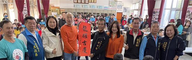 韓國瑜贈送慈恩社區春聯「龍耀吉慶」四個字，慶賀龍年新春快樂。（楊靜茹攝）