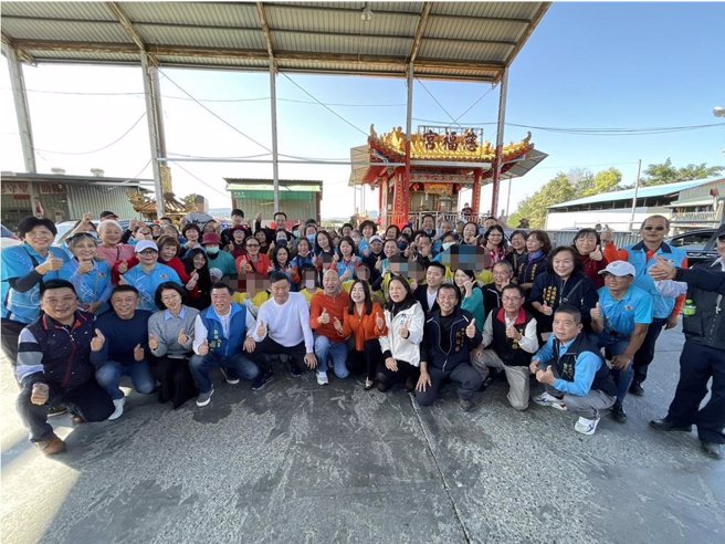 埔里慈恩社區居民熱情迎接韓國瑜，並一一排隊和韓國瑜合影留念。（楊靜茹攝）