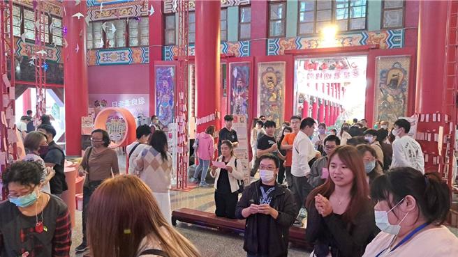正统鹿耳门圣母庙内的月老祠14日涌入许多单身男女祭拜求姻缘。（正统鹿耳门圣母庙提供／程炳璋台南传真）