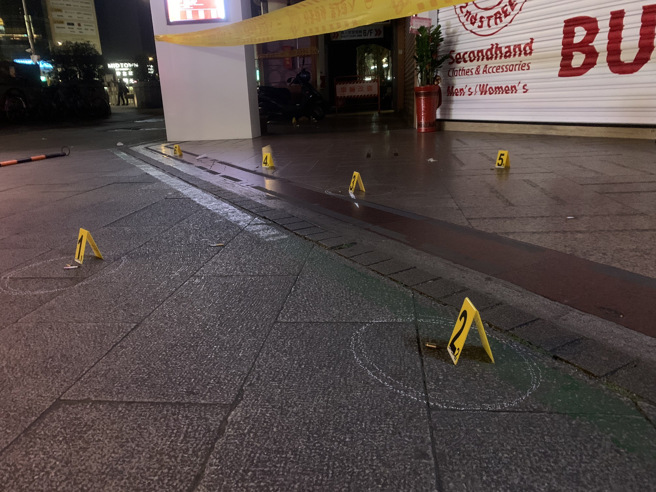 事發地點就在西門町捷運站1號出口旁，地上留下多枚彈殼。（翻攝畫面）