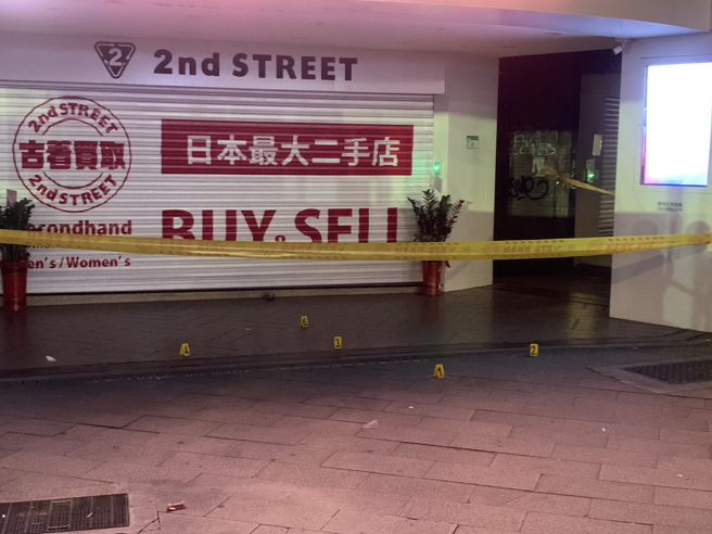 事發地點就在西門町捷運站1號出口旁，地上留下多枚彈殼。（翻攝畫面）